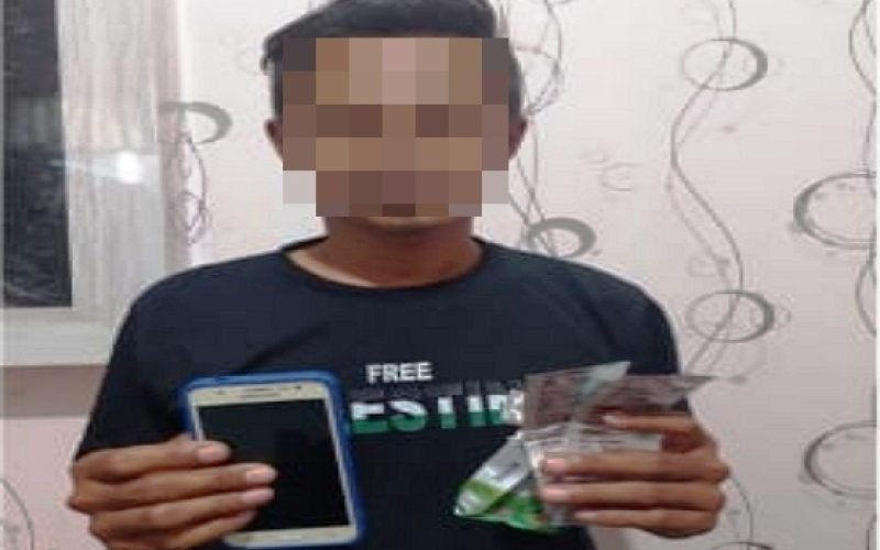 Polres Pekalongan mengamankan seorang pria berinisial DH alias Plo’or (31) bersama barang bukti psikotropika Alprazolam dan ponsel yang digunakan, setelah digerebek di Kedungwuni, Kabupaten Pekalongan (dok. Humas)