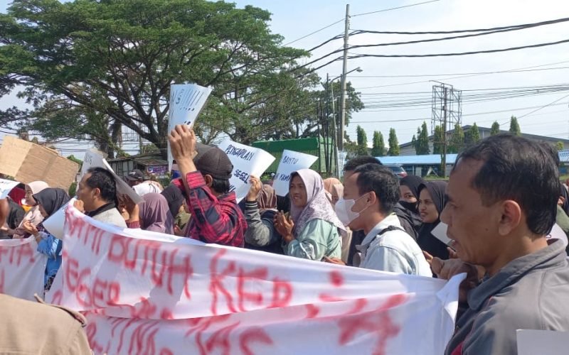 Ratusan karyawan menggelar aksi damai di depan gerbang timur pabrik di Jalur Pantura, Kabupaten Pekalongan, Rabu (24/9/2025), menuntut pembukaan segel agar mereka bisa kembali bekerja setelah hampir dua bulan kehilangan penghasilan.