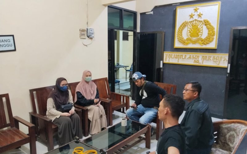 Korban pencurian di Dukuh Kambangan, Pekiringan Alit, Kajen, saat memberikan keterangan kepada pihak kepolisian. Kasus ini masih dalam penyelidikan, sementara motor yang diduga milik pelaku telah diamankan polisi (dok. Humas)