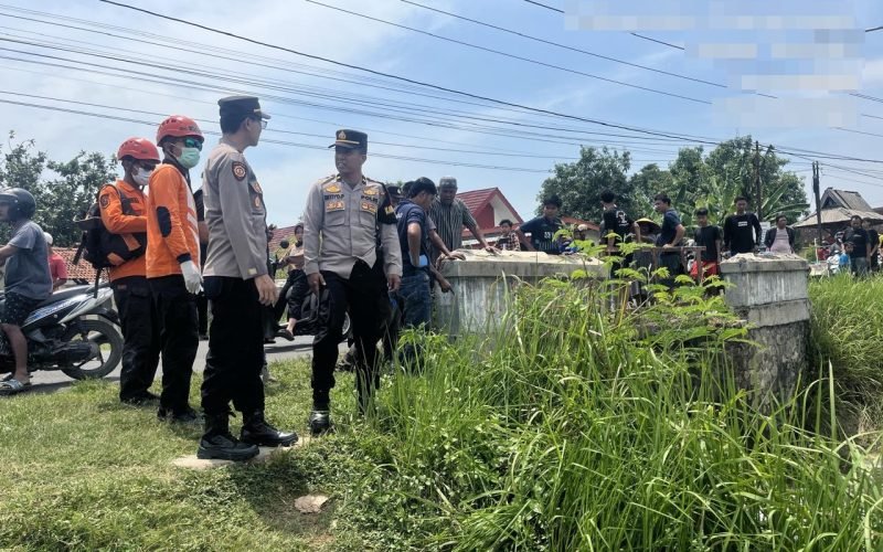 Petugas kepolisian bersama tim relawan meninjau lokasi penemuan jasad seorang pria di aliran Sungai Ponolawen, Kecamatan Kesesi, Kabupaten Pekalongan, Sabtu (4/10/2025).
