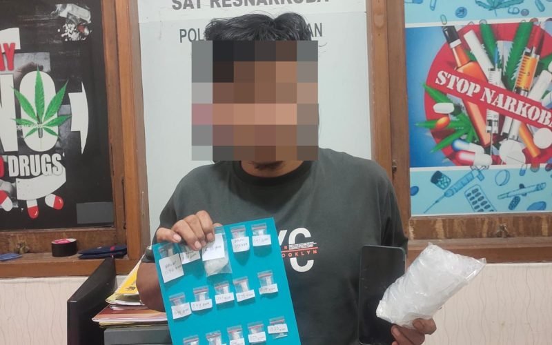 Seorang pria asal Kendal diamankan Satresnarkoba Polres Pekalongan di Desa Sidosari, Kecamatan Kesesi, bersama 15 paket sabu seberat total 12,71 gram dan sejumlah barang bukti lainnya.