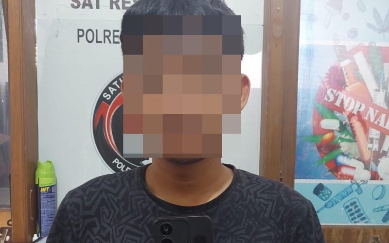 Tersangka BDW alias Doni (27), warga Desa Sawangan, Kecamatan Doro, saat diamankan jajaran Satres Narkoba Polres Pekalongan atas kasus peredaran narkotika jenis sabu. (Foto: Humas Polres Pekalongan)