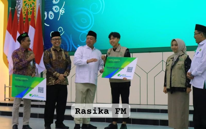 SIMBOLIS -  Pemyerahan kartu kepesertaan BPJS Ketenagakerjaan kepada mahasiswa peserta KKN Tematik Ekoteologi dan Pertanahan UIN K.H. Abdurrahman Wahid Pekalongan, Senin (13/10/2025). Penyerahan ini menandai dimulainya perlindungan jaminan sosial bagi mahasiswa yang melaksanakan pengabdian masyarakat di berbagai wilayah (dok. Bagus - Rasika FM)
