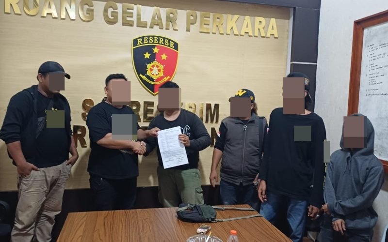 Akhiri ketegangan! Dua kubu yang sempat terlibat keributan di Angkringan Ambon City resmi berdamai usai mediasi di Polres Pekalongan, Minggu (19/10/2025).