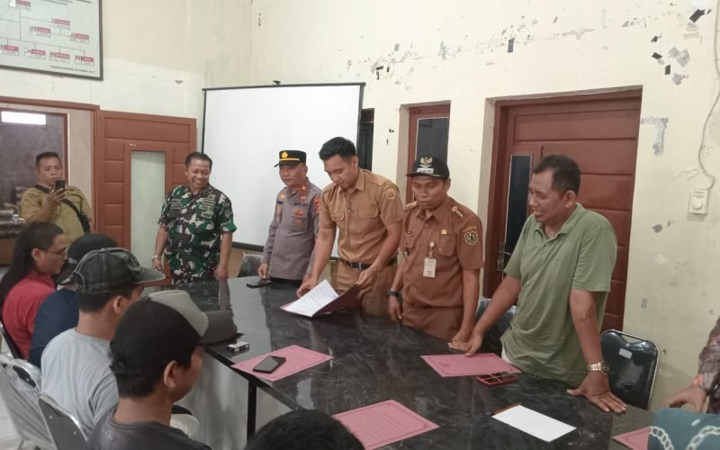 Suasana mediasi pembangunan Satuan Pelayanan Pemenuhan Gizi (SPPG) di Balai Desa Galangpengampon, Kecamatan Wonopringgo, Kabupaten Pekalongan, Selasa (21/10/2025). Pertemuan yang dihadiri unsur pemerintah, TNI-Polri, pengembang, dan perwakilan warga ini berhasil mencapai kesepakatan bersama terkait penyediaan akses jalan bagi warga.