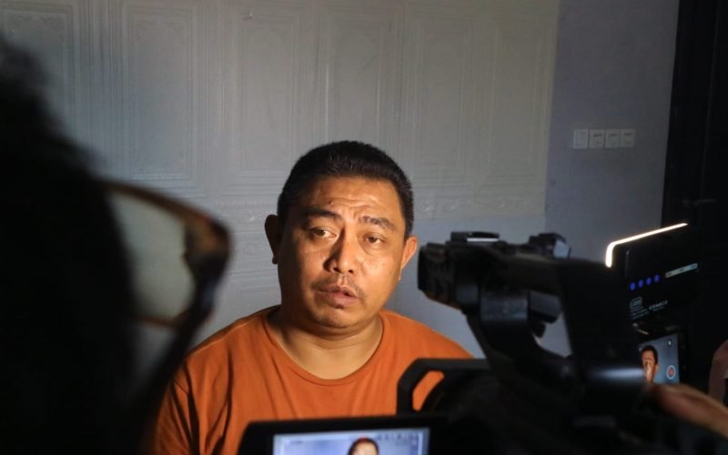 Korban dugaan penipuan jalur khusus masuk Akpol, Dwi Purwanto, memberikan keterangan kepada wartawan di rumahnya di Kulu Karanganyar, Kamis (23/10/2025). Ia mengaku telah melaporkan kasus tersebut ke Polda Jawa Tengah. (Foto: Bagus - Rasika FM Pekalongan)