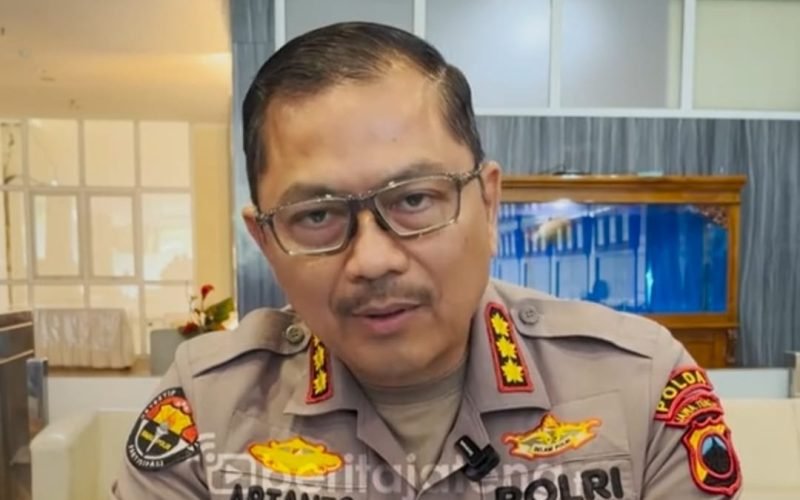 Kabid Humas Polda Jawa Tengah Kombes Pol Artanto saat memberikan keterangan pers terkait pengungkapan kasus dugaan penipuan dengan modus janji kelulusan Akpol yang melibatkan dua oknum anggota Polres Pekalongan. (23/10/2025 - source : beritajateng.tv)