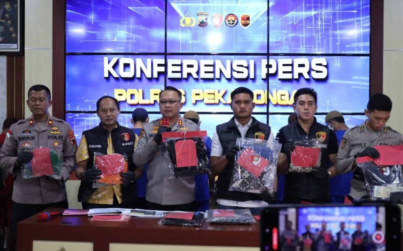 Kapolres Pekalongan AKBP Rachmad C. Yusuf, S.I.K., M.Si. didampingi jajaran Satreskrim memaparkan hasil pengungkapan lima kasus tindak pidana yang terjadi selama September hingga Oktober 2025, dalam konferensi pers di Aula Polres Pekalongan, Jumat (25/10/2025 - dok. Humas)