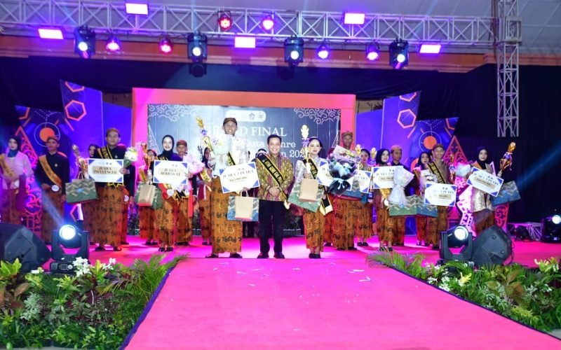 Trirasya Novantino Jibran dan Safana Ardina Lestari, perwakilan SMAN 1 Kajen, berhasil menyabet gelar Duta GenRe Kabupaten Pekalongan 2025 dalam acara yang digelar di Gedung Pertemuan Umum Kajen (dok. Istimewa)