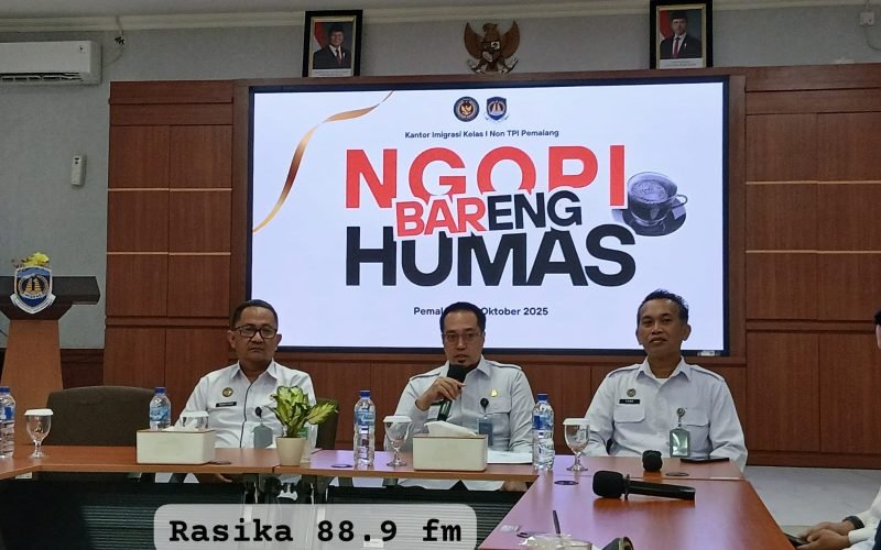 Suasana hangat kegiatan ‘Ngopi Bareng Humas’ di Kantor Imigrasi Kelas I Non TPI Pemalang, Rabu (29/10/2025), yang dihadiri Kakanwil Ditjen Imigrasi Jawa Tengah Haryono Agus Setiawan (kiri). Momen ini memperkuat kolaborasi antara Imigrasi dan media di Pekalongan Raya (dok. Bagus - Rasika FM Pekalongan)