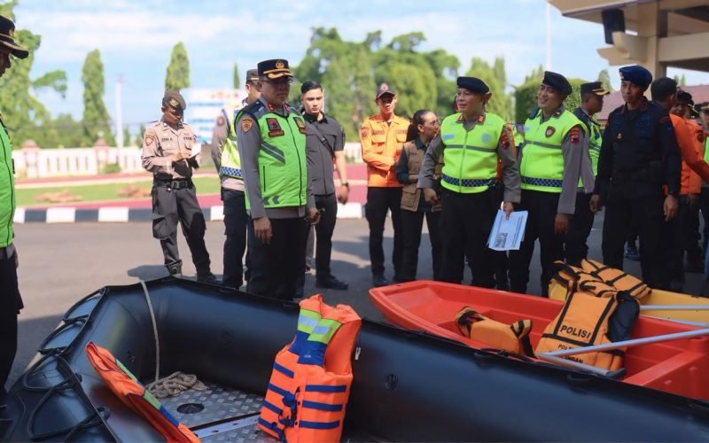 Kapolres Pekalongan AKBP Rachmad C. Yusuf, S.I.K., M.Si. memimpin pengecekan peralatan tanggap bencana usai apel asesmen di Mapolres Pekalongan, Kamis (30/10/2025). Kegiatan ini sebagai bentuk kesiapsiagaan Polres Pekalongan menghadapi potensi cuaca ekstrem di wilayahnya