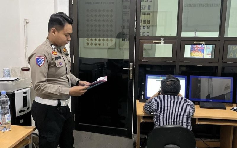 Dari Gagal Jadi Paham! - Lewat Kelas Pencerahan, petugas Satlantas Polres Pekalongan membantu peserta ujian teori SIM memahami setiap rambu dan etika berlalu lintas dengan lebih mudah dan menyenangkan (dok. Humas)