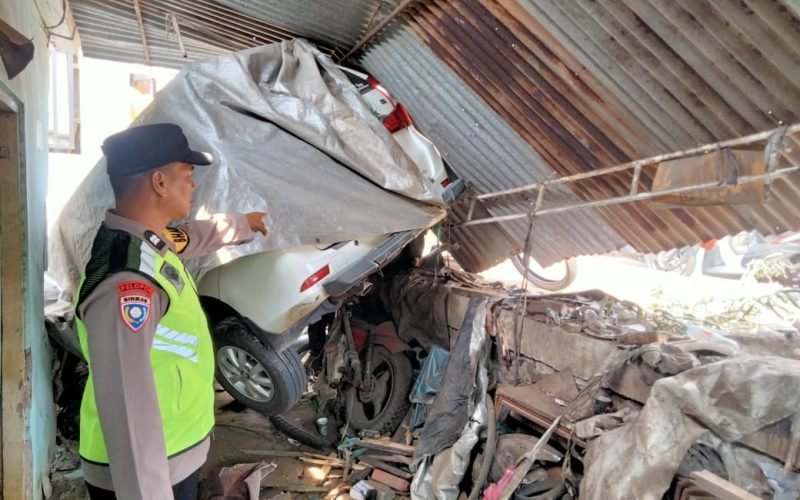 Petugas kepolisian dari Polsek Kedungwuni menunjuk lokasi kejadian kecelakaan tunggal di Jalan Raya Surabayan, Kedungwuni Barat, Kabupaten Pekalongan, Sabtu (1/11/2025)