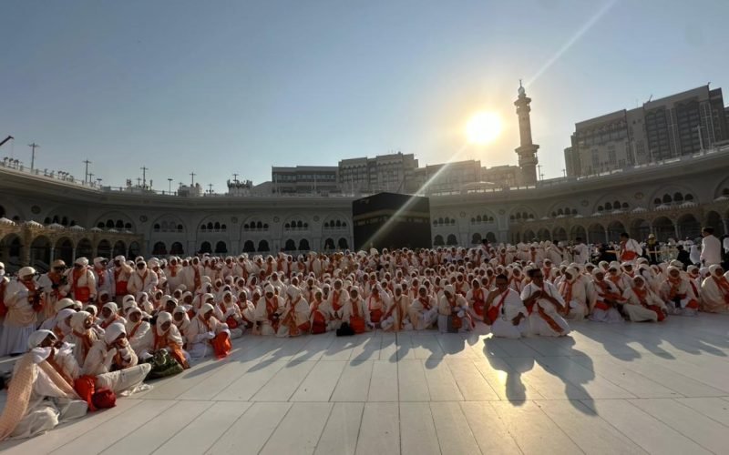 Momen penuh haru di depan Ka'bah.
Sebanyak 382 nasabah dan karyawan BTPN Syariah akhirnya mewujudkan impian suci mereka melalui Program Umrah Satu Pesawat 2025 (doc. BTPN)
