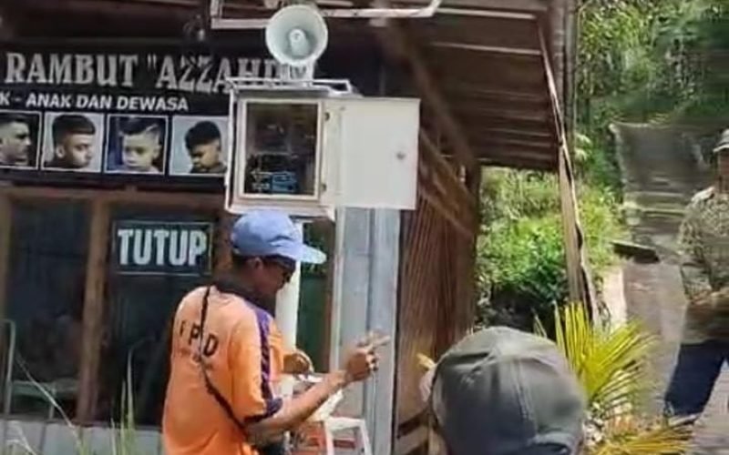 Petugas melakukan pengecekan dan pemeliharaan alat Early Warning System (EWS) di wilayah rawan bencana. Langkah ini dilakukan untuk memastikan sistem peringatan dini berfungsi optimal menjelang musim penghujan. (Dok. Istimewa)