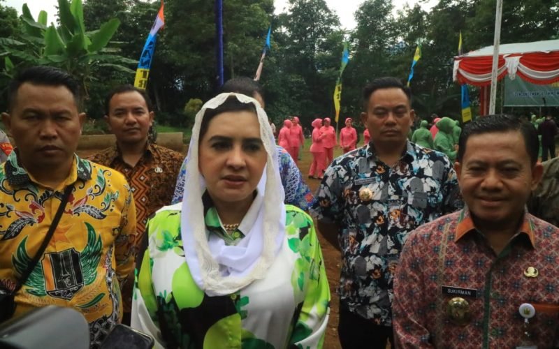 Bupati Pekalongan Fadia Arafiq memberikan keterangan kepada wartawan usai penutupan TMMD Sengkuyung IV di Desa Domiyang, Paninggaran, Rabu (6/11/2025). Fadia menyampaikan apresiasi kepada TNI, Polri, dan masyarakat atas sinergi dalam membangun infrastruktur desa yang sebelumnya viral karena rusak parah.