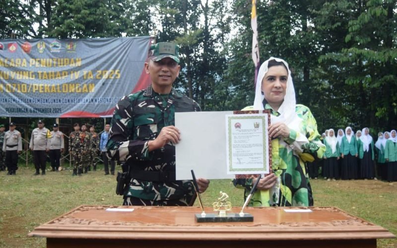 Dandim 0710/Pekalongan berfoto dengan Bupati Fadia menampilkan dokumen hasil program TMMD Sengkuyung IV dalam upacara penutupan di Desa Domiyang, Paninggaran (dok. Istimewa)