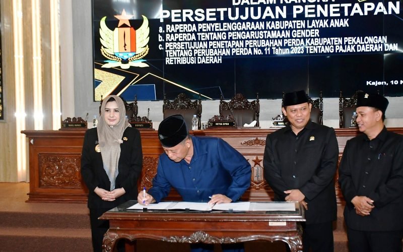Bupati Pekalongan Fadia Arafiq bersama Ketua DPRD Kabupaten Pekalongan, H. Abdul Munir menandatangani berita acara persetujuan tiga Raperda dalam Rapat Paripurna, sebagai penanda komitmen bersama memperkuat kebijakan daerah demi peningkatan layanan dan kesejahteraan masyarakat.