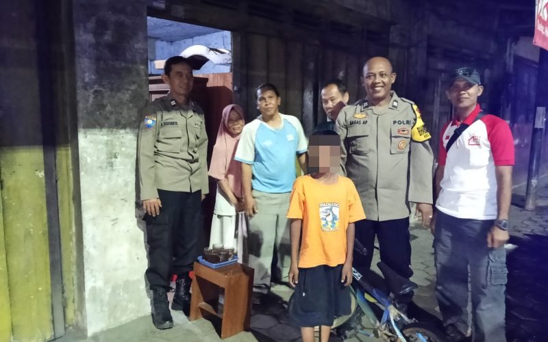 Petugas Polsek Wiradesa bersama keluarga saat memastikan anak yang sempat tersesat kembali pulang dengan selamat ke rumahnya di Kelurahan Mayangan, Minggu dini hari (16/11/2025 - dok. Humas)