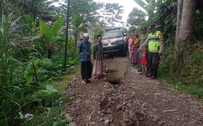 Petugas dan warga memantau retakan tanah di jalur Trajumas–Bodas Kandangserang, usai hujan deras memicu pergerakan tanah (dok. Humas)