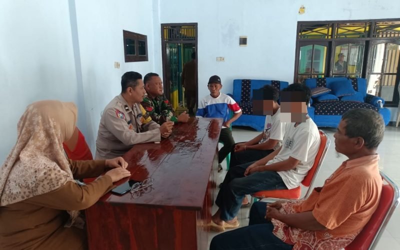 Suasana mediasi di Balai Desa Salit saat Polsek Kajen memfasilitasi klarifikasi antara warga dan tiga remaja yang sempat dicurigai pada dini hari. Proses problem solving berlangsung kondusif dan berakhir dengan kesepakatan kekeluargaan.