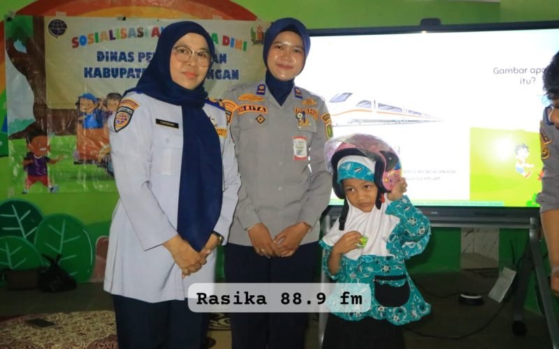 Petugas Dinas Perhubungan Kabupaten Pekalongan berfoto bersama salah satu peserta didik PAUD Terpadu Assalam yang mendapatkan hadiah helm setelah berhasil menjawab pertanyaan dengan benar dalam sesi edukasi keselamatan lalu lintas (dok. Rasika FM)