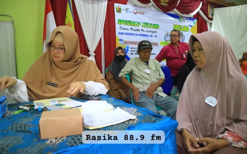 Petugas kesehatan RSUD Kraton melayani warga Desa Kampil dalam program Spesialis Keliling (Speling) HKN ke-61, dengan memberikan pemeriksaan dan obat gratis secara langsung di aula balai desa (dok. Bagus - Rasika FM)