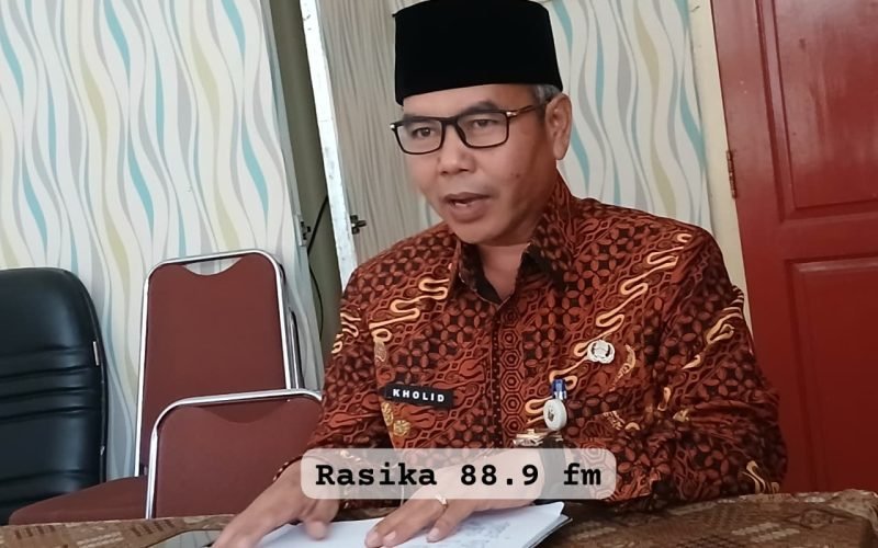 Ketua PGRI Kabupaten Pekalongan, Kholid saat memberikan keterangan pers terkait klarifikasi isu pungutan dalam rangkaian Hari Guru 2025 di kantor Dindikbud setempat (dok. Bagus - Rasika FM)