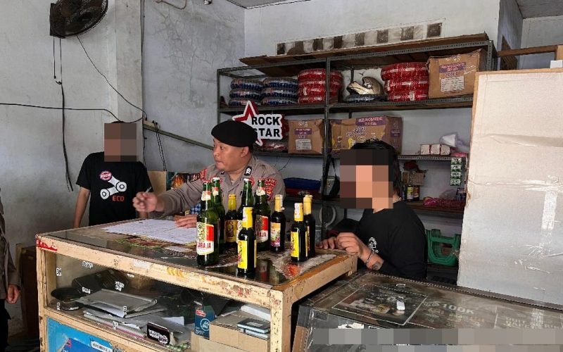Petugas Sat Samapta Polres Pekalongan mendata puluhan botol miras ilegal yang diamankan dari warung saat Operasi Pekat, Rabu (19/11/2025 - dok. Humas)