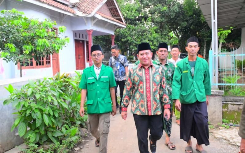 Wabup Pekalongan Sukirman melakukan peletakan batu pertama pembangunan Gedung Serbaguna NU Ranting Madukaran Pesantunan, menandai dimulainya pembangunan fasilitas baru untuk penguatan kegiatan jam’iyyah (dok. Istimewa)