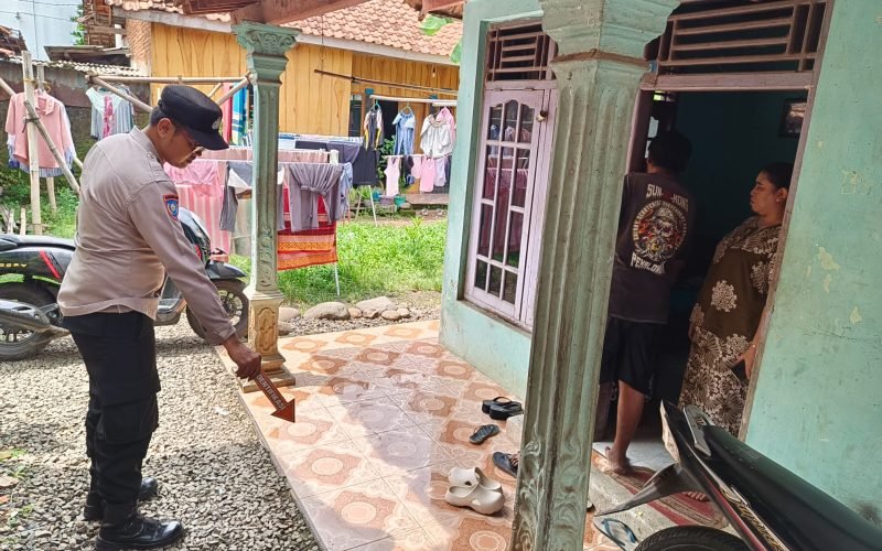 Petugas Polsek Bojong melakukan pemeriksaan dan menunjukkan lokasi tempat korban tiba-tiba ambruk di teras rumah warga Desa Bojong Lor (dok. Humas)