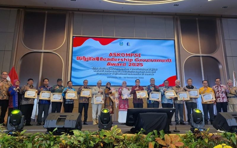 Sekda Kabupaten Pekalongan, M. Yulian Akbar, menerima ADLG Award 2025 kategori Vision dalam ajang ASKOMPSI Digital Leadership Government Award di Surabaya, sebagai apresiasi atas kepemimpinan visioner dalam mempercepat transformasi pemerintahan digital di daerah (dok. Istimewa)