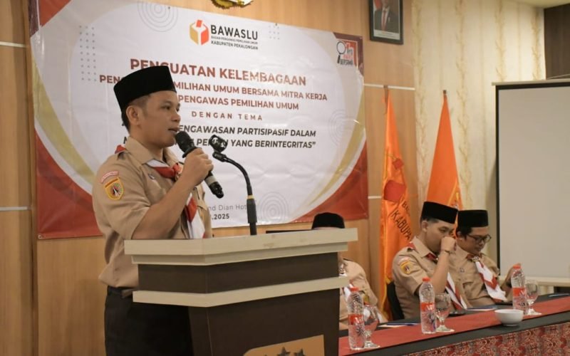 Ketua Bawaslu Kabupaten Pekalongan, M Tohir menyampaikan sambutan pada kegiatan penguatan kelembagaan bersama mitra kerja, menekankan pentingnya pengawasan partisipatif demi terwujudnya pemilu yang berintegritas (dok. Istimewa)