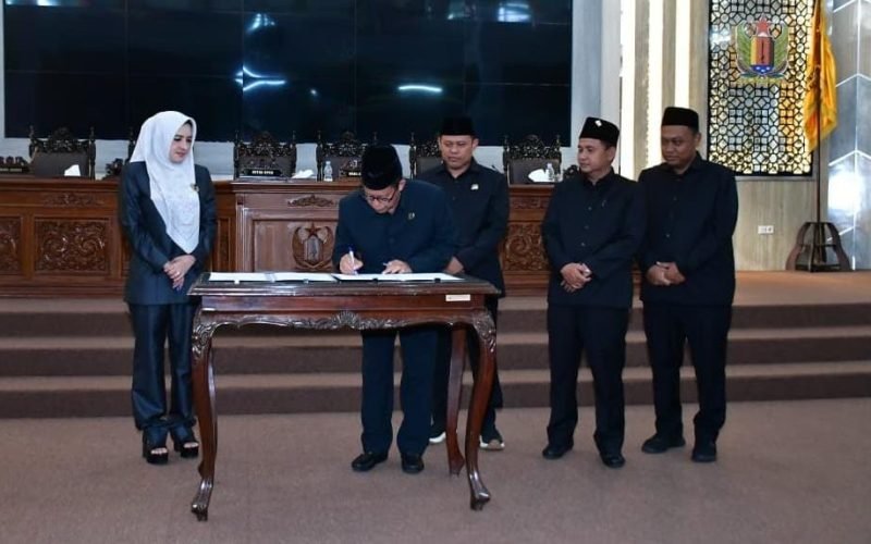 Ketua DPRD Kabupaten Pekalongan, Abdul Munir, menandatangani dokumen Propemperda dan Raperda APBD 2026 dalam Rapat Paripurna, disaksikan Bupati dan unsur pimpinan dewan (dok. Istimewa)