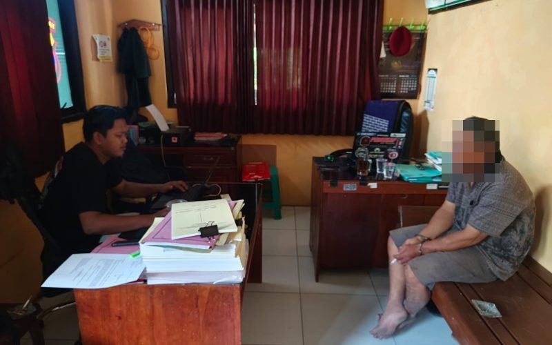 Terduga pelaku saat menjalani pemeriksaan di ruang penyidik Polsek Bojong usai diamankan warga (dok. Humas)