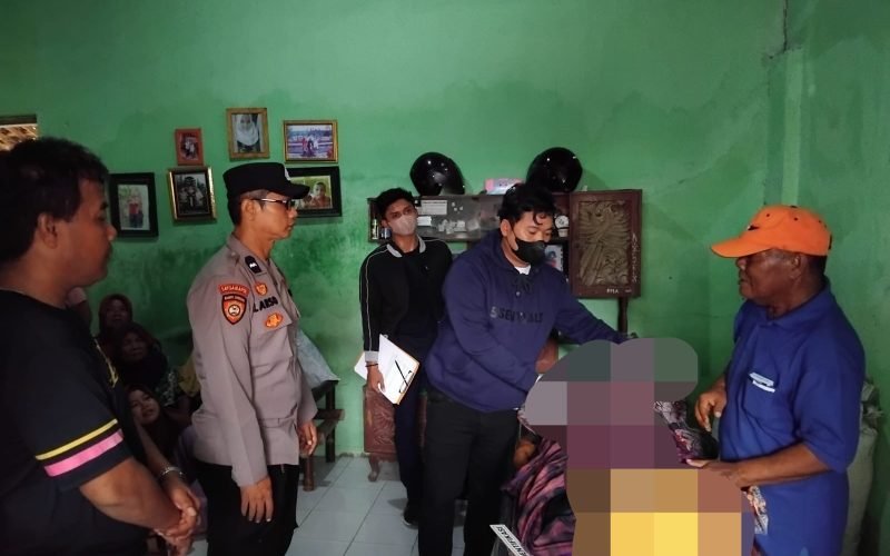 Petugas kepolisian bersama warga memeriksa kondisi korban di rumah duka sebelum proses serah terima jenazah kepada keluarga (dok. Humas)