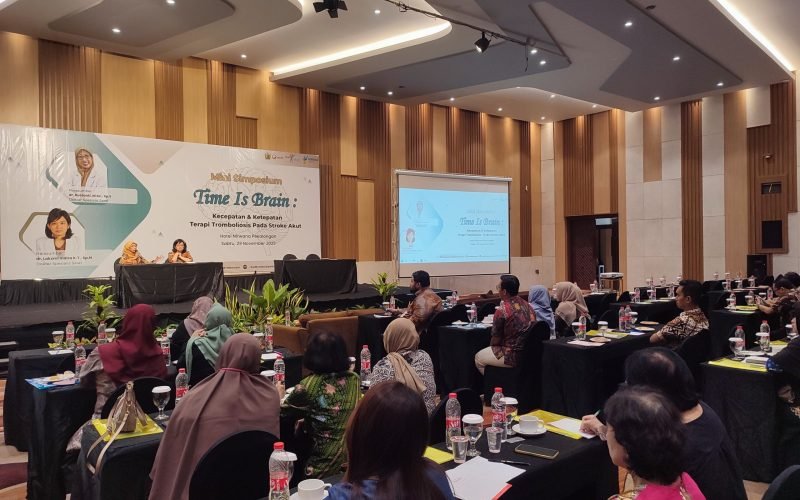 Para tenaga kesehatan dari berbagai daerah mengikuti Seminar Kesehatan “Time is Brain” di Hotel Nirwana Pekalongan, yang menekankan pentingnya kecepatan dan ketepatan terapi trombolisis dalam penanganan stroke akut (dok. Istimewa)