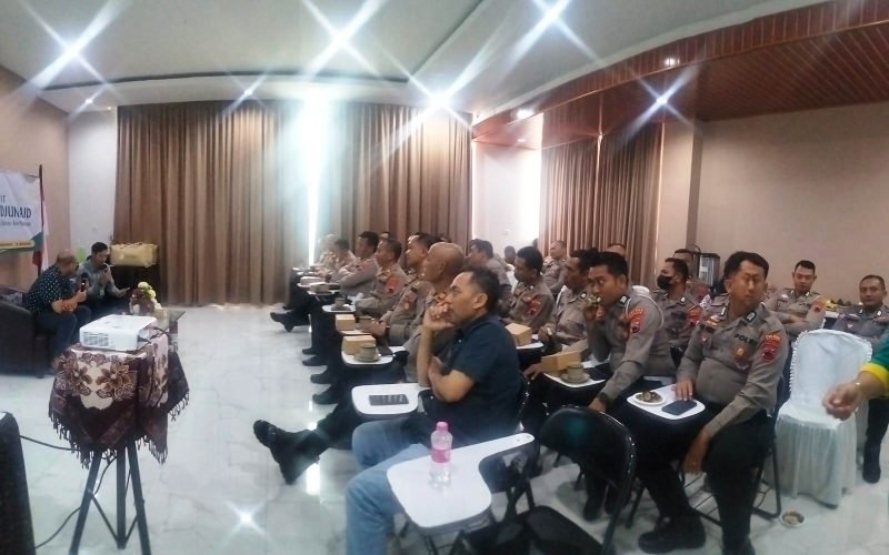 Para anggota kepolisian dari wilayah Pekalongan dan Batang antusias mengikuti sesi pembaruan tata laksana penanganan kegawatdaruratan kecelakaan lalu lintas dalam rangka HUT RS HA Zaky Djunaid, Kamis (4/12/2025).