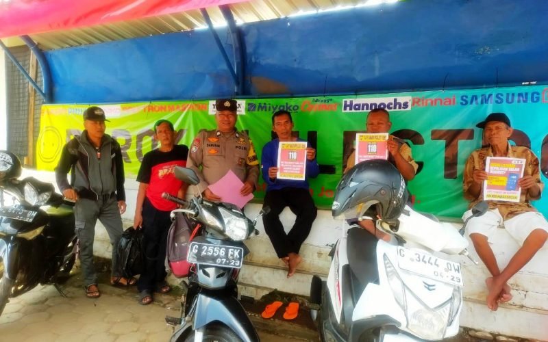 Petugas Polres Pekalongan saat mensosialisasikan layanan darurat Call Center 110 kepada warga guna meningkatkan kesadaran dan kesiapsiagaan masyarakat dalam menghadapi situasi Kamtibmas (dok. Humas)