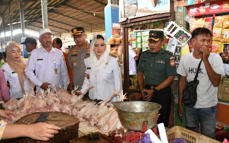 Bupati Fadia bersama Forkopimda meninjau langsung harga dan stok komoditas kebutuhan pokok di Pasar Induk Kajen jelang Nataru 2026, memastikan stabilitas harga tetap terjaga untuk masyarakat