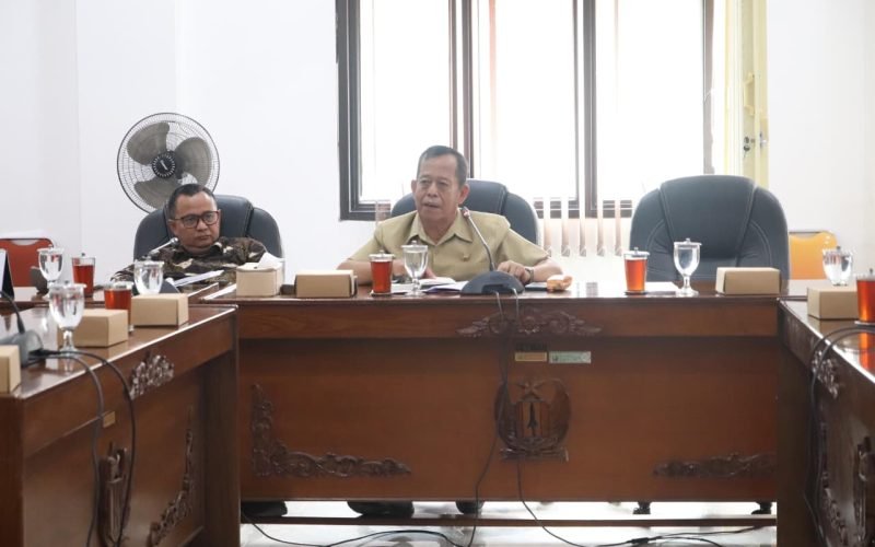 Ketua DPRD Kabupaten Pekalongan, H. Abdul Munir memimpin rapat dengar pendapat bersama perangkat daerah dan Forum Masyarakat Sipil (Formasi) membahas pelanggaran pembangunan di kawasan sempadan sungai, Rabu (10/12/2025)