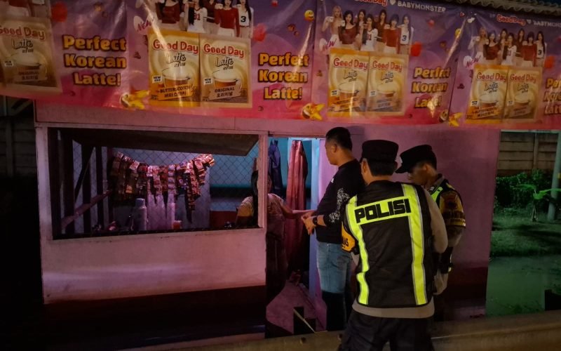 Petugas Polsek Sragi melakukan pengecekan langsung ke warung remang-remang di wilayah Pantura Sragi dalam patroli malam akhir pekan (dok. Humas)
