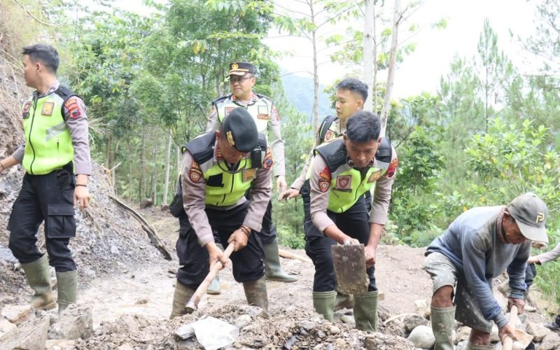 Kapolres Pekalongan bersama jajaran turun langsung kerja bakti, percepat pembangunan jembatan penghubung Desa Trajumas–Bodas demi keselamatan dan kelancaran aktivitas warga