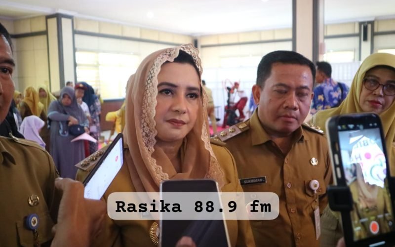 Bupati Pekalongan Dr. Hj. Fadia Arafiq didampingi Wakil Bupati Sukirman memberikan keterangan kepada wartawan terkait kebijakan Pemkab Pekalongan meniadakan pesta akhir tahun dan menggantinya dengan doa bersama serta penggalangan solidaritas bagi daerah terdampak bencana (16/12/2025 - dok. Bagus - Rasika FM)