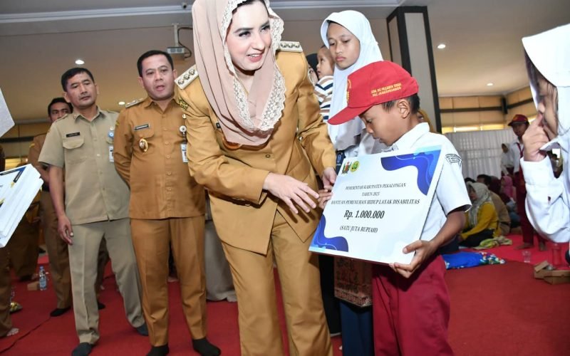 Bupati Pekalongan Fadia Arafiq berdialog langsung dengan penerima manfaat saat penyaluran bantuan pemenuhan hidup layak bagi anak disabilitas, sebagai bagian dari upaya memastikan bantuan tepat sasaran dan benar-benar dibutuhkan (dok. Istimewa)
