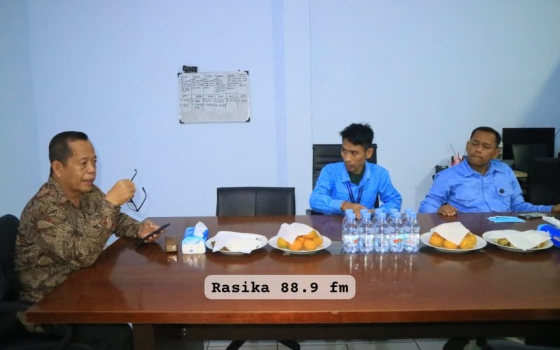 Ketua DPRD Kabupaten Pekalongan, H. Abdul Munir, melakukan inspeksi mendadak (sidak) di SPPG Pakisputih, Kecamatan Kedungwuni, Rabu (17/12/2025), menyusul insiden kecelakaan mobil MBG dan temuan evaluasi pada proses rekrutmen sopir serta pengelolaan operasional (dok. Bagus - Rasika FM Pekalongan)