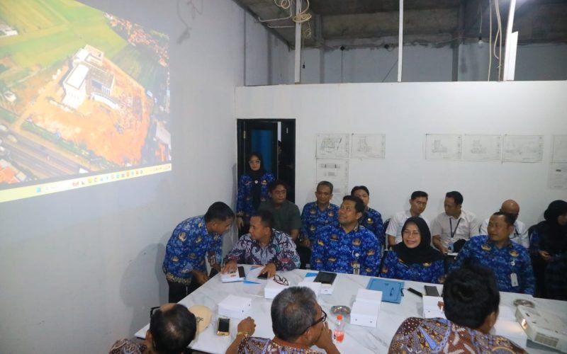 Wakil Ketua DPRD Kabupaten Pekalongan Sumar Rosul bersama Komisi C DPRD saat diterima Direktur RSUD Kraton Henny Rosita dalam kunjungan kerja di gedung RSUD Kraton baru, Desa Kampil, Kecamatan Wiradesa, Rabu (17/12/2025), guna meninjau kesiapan pembangunan dan mendukung peningkatan layanan kesehatan masyarakat (dok. Bagus - Rasika FM Pekalongan)