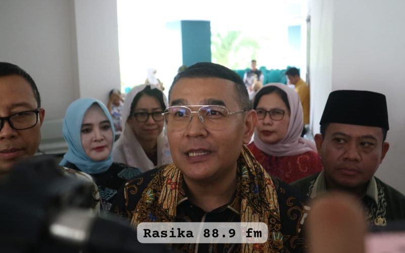 Wakil Menteri ATR/BPN RI, Ossy Dermawan, memberikan keterangan kepada awak media usai menghadiri penarikan dan Expo KKN 63 Tematik Ekoteologi dan Pertanahan UIN K.H. Abdurrahman Wahid Pekalongan di Gedung Student Centre UIN Gus Dur, Kamis (18/12/2025). Ia mengapresiasi kontribusi mahasiswa yang berhasil mendukung pendataan dan sertifikasi ribuan bidang tanah wakaf (dok. Bagus - Rasika FM Pekalongan)