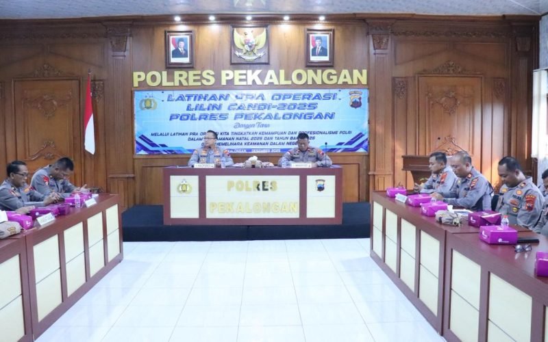 Kapolres Pekalongan AKBP Rachmad C. Yusuf memimpin Latihan Pra Operasi Lilin Candi 2025 di Aula Polres Pekalongan, Kamis (18/12/2025). Rapat ini mematangkan strategi pengamanan Natal 2025 dan Tahun Baru 2026, dengan fokus pada keamanan gereja, kelancaran arus lalu lintas, serta antisipasi titik rawan bencana dan wisata (dok. Humas)