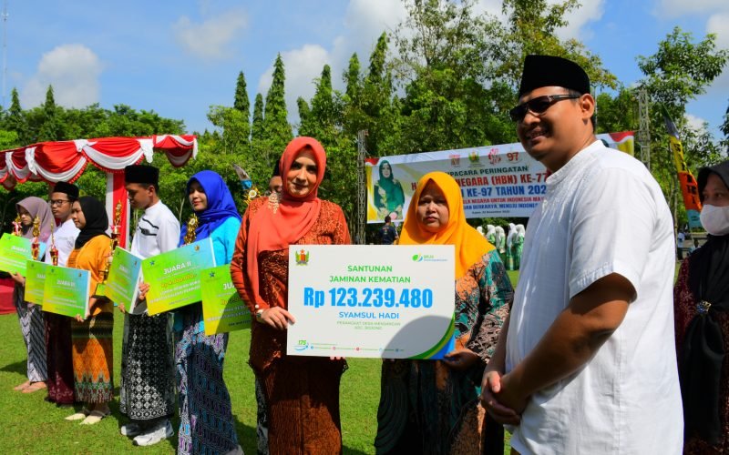 Momen penyerahan penghargaan dan santunan jaminan kematian BPJS Ketenagakerjaan kepada penerima, seusai upacara peringatan Hari Bela Negara ke-77 dan Hari Ibu ke-97 di Kabupaten Pekalongan.